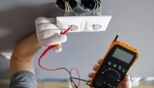 Réparation prise électrique par un technicien spécialisé